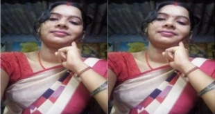 Desi Village Bhabhi Shows Her Pussy